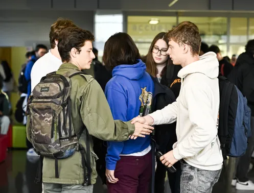 Des élèves de Centrale Lyon se saluent. Cette image illustre l'entraide centralienne, car faire un don à Centrale Lyon s'est aussi prendre part à cette solidarité centralienne.