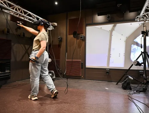 Un chercheur porte un casque de réalité virtuelle. La recherche est l'ADN de Centrale Lyon. Les domaines d'application d'utilité publique sont multiples et concernent la santé, l'environnement, les énergies décarbonées, l'intelligence artificielle, les transports et les systèmes urbains. Il est possible de soutenir la recherche et de bénéficier des dispositifs de défiscalisation sur ce don.